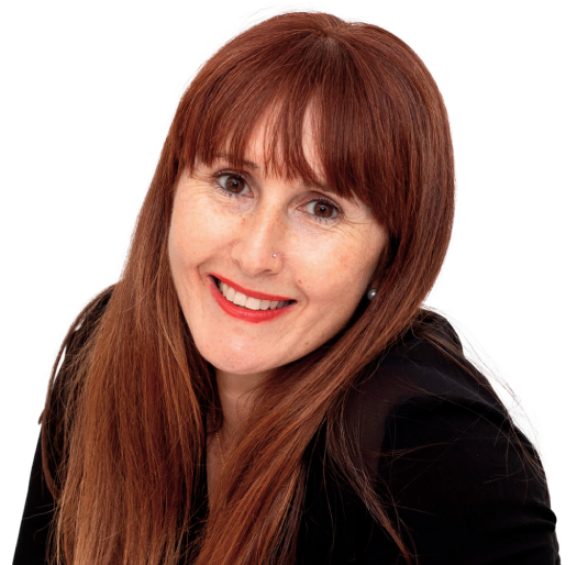 Eva Ortiz, copywriter freelance, sonríe mirando a cámara