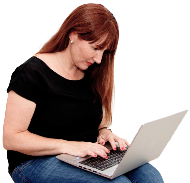 Eva Ortiz, copywriter freelance, trabajando en el portátil.